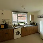 Cosy 1 Bedroom Apartment With Parking
