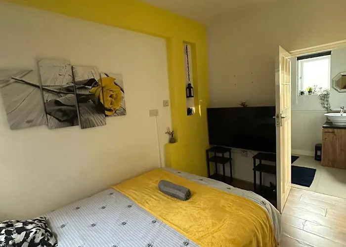 Cosy 1 Bedroom Apartment With Parking